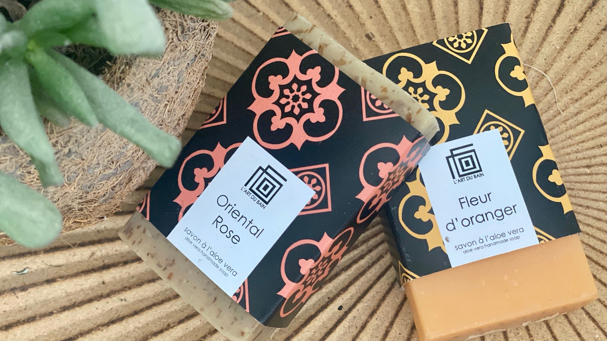 Tibladin webshop produktbillede af h&aring;ndlavede s&aelig;ber "Oriental Rose" og "Fleur d'oranger"