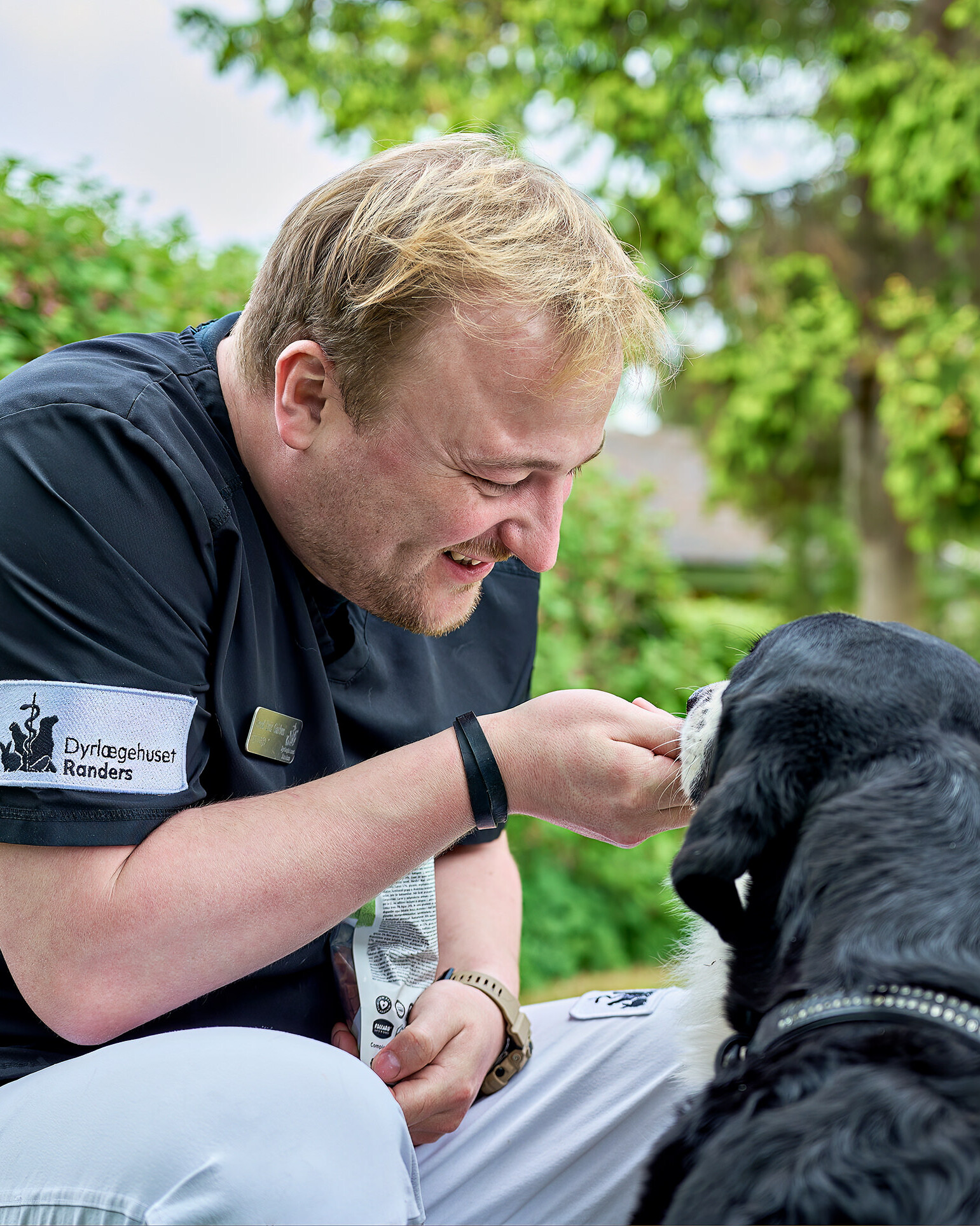 Svend Erik fra Dyrlægehuset Randers giver godbidder til en hund