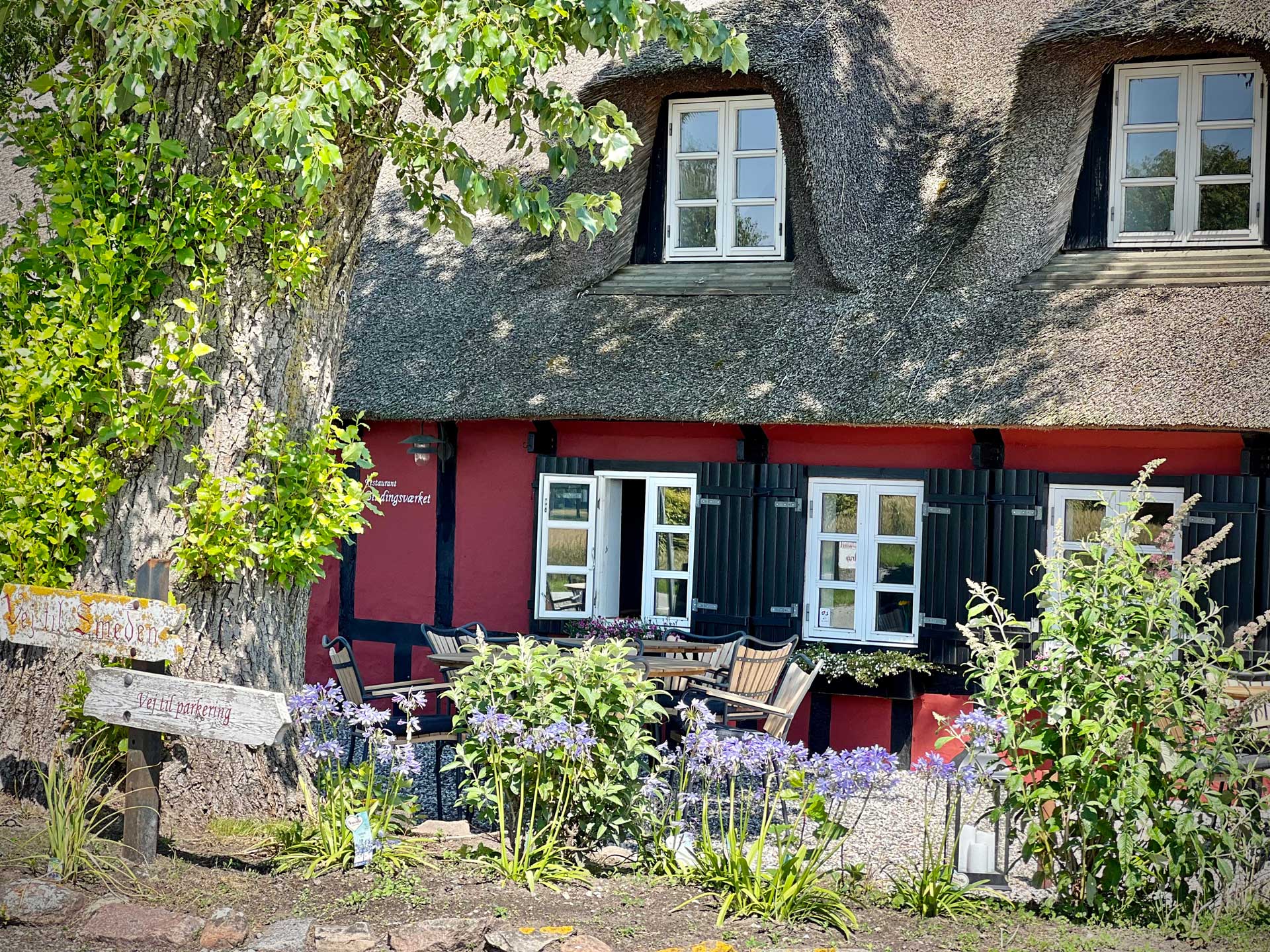 Restaurant Bindingsværket smuk bindingsværksbygning med stråtag og udendørs servering i Ebeltoft Danmark